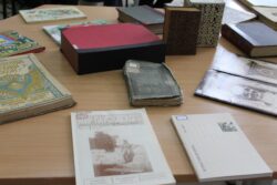 Стол с редкими изданиями. Картинка