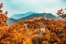 Великая китайская стена в желтой осенней листве