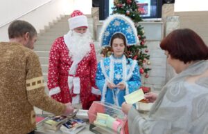 Дед Мороз и Снегурочка с читателями играют в "колесо фортуны" на ассамблее