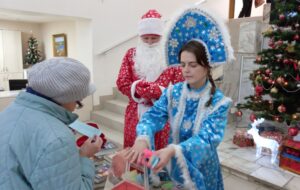Дед Мороз и Снегурочка на ассамблее с читателем играют в библиотеке