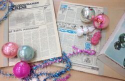 Новогодние выпуски газет и елочные игрушки