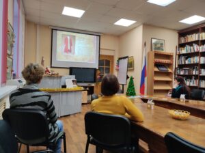 Слушатели на лекции о Петре Первом в библиотеке
