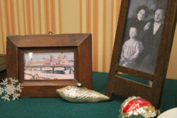 Фрагмент экспозиции, посвященной писателю Ивану Шмелеву с элементами старых елочных игрушек.