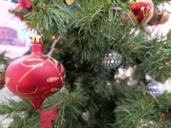 новогодний шарик на елке рождественский праздник