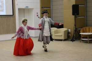 Исторические танцы на Петровской ассамблее в библиотеке