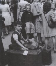 Дети французских еврейских беженцев в марсельском порту