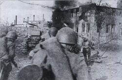 Солдаты советской армии перед атакой. Сталинград. 
 Архивная фотография