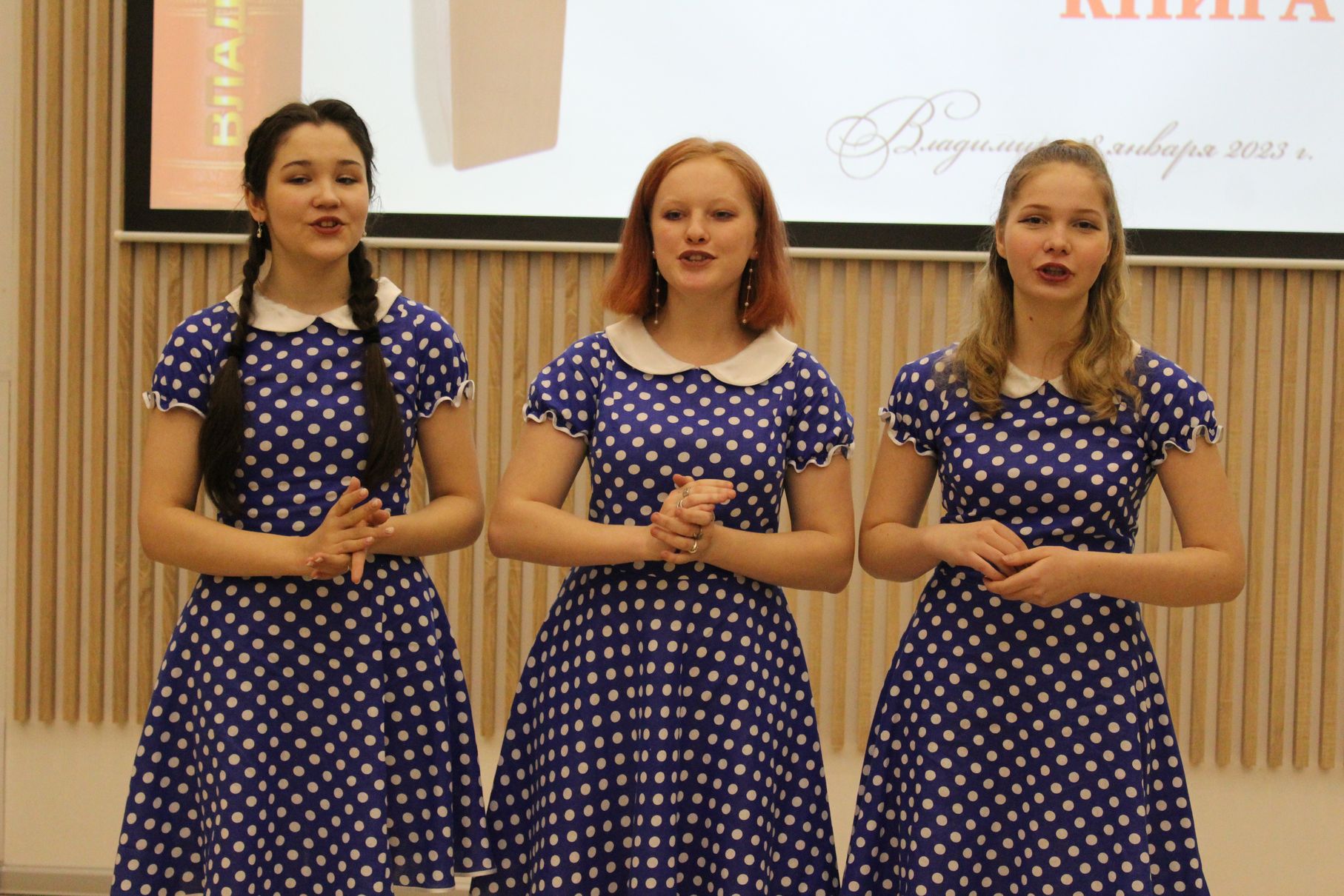 Участницы вокального трио с песней "Девчонки танцуют на палубе"