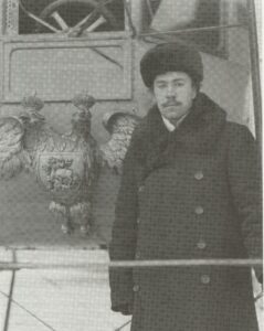 И. И. Сикорский на заднем плане нос самолёта "Илья Муромец"
