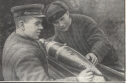 За Ленинград. Архивная фотография. Бойцы заряжают орудие снарядом с надписью 