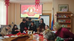 Русские и китайские студенты делают традиционные фонарики
