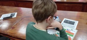 Мальчик читает Книги об Ирландии