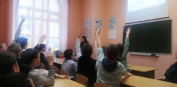 Дети за партами поднимают руки
