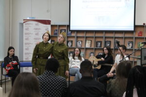 Девушки в военной форме поют песню. Конкурс драматизации