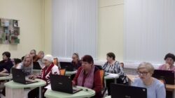 Учащиеся на занятиях курсов компьютерной грамотности