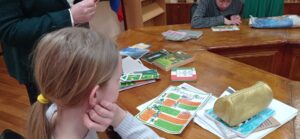Дети читают текст. книги об ирландии