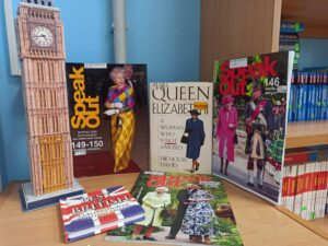 Книги и журналы с изображением британской королевы Елизаветы II и модель Биг Бена. День английского языка
