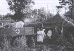 Выгрузка советских раненых из санитарного грузовика ЗиС-5 в полевом госпитале. Калининградский фронт