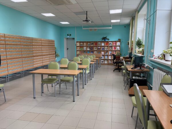 Зал для занятий с литературой, стол для просмотра газет, рабочие места для просмотра оцифрованных изданий