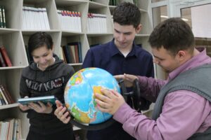 фото ребята с глобусом во владимирской областной библиотеке