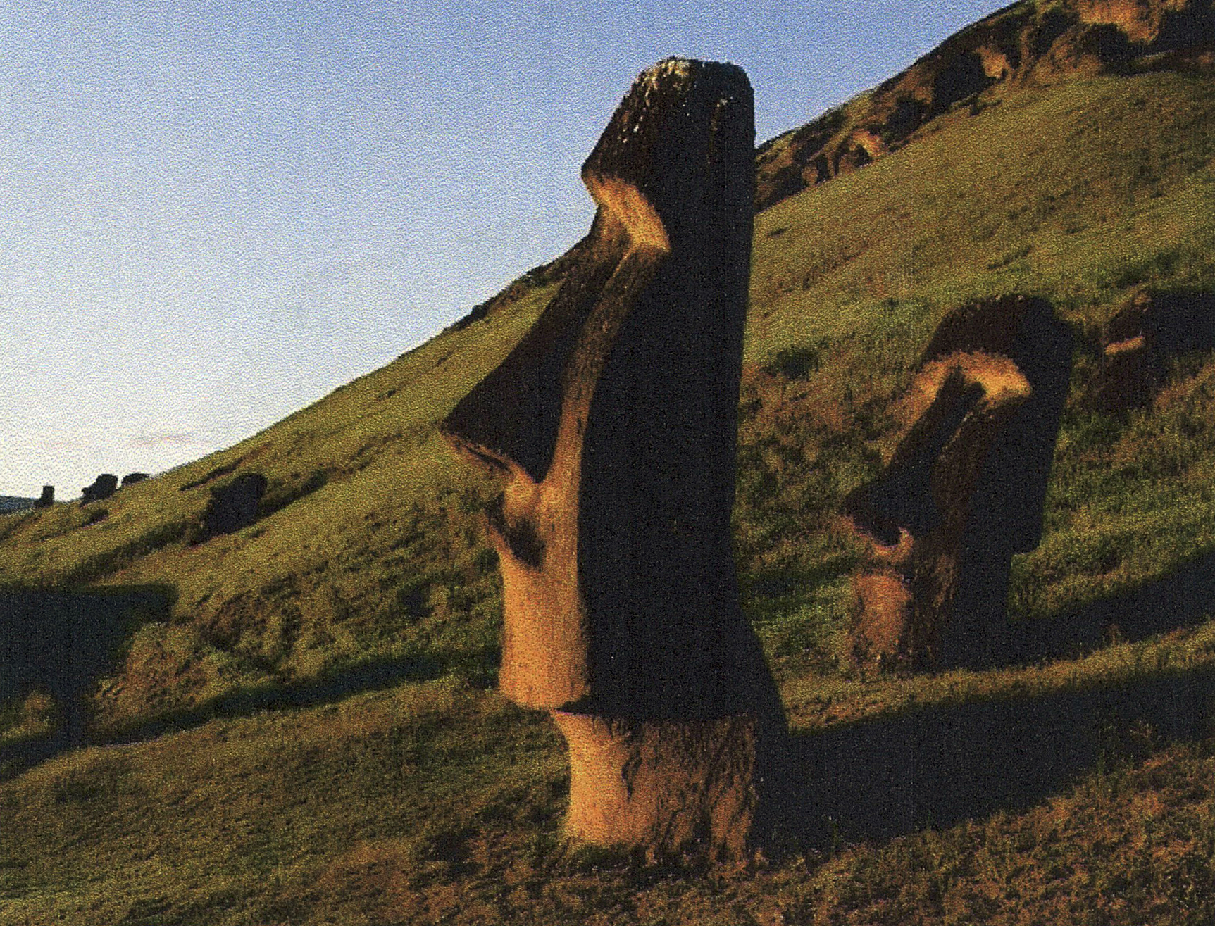 Идол 7 букв. Остров Пасхи статуи Моаи. Каменные истуканы острова Пасхи. Каменные статуи Моаи остров Пасхи Чили. Моаи на острове Пасхи.