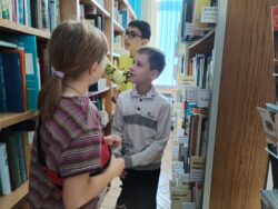дети между стеллажами с книгами