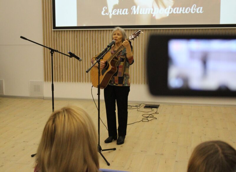 Поет Елена Митрофанова