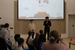 Китайские студенты, показывающие презентацию