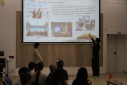 Китайские студенты показывают презентацию
