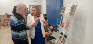 люди у книжной выставки