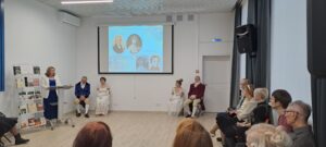 лектор в зале с публикой