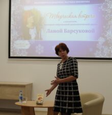 Лана Барсукова в научной библиотеке - рассказывает про книги