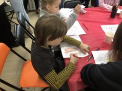 Дети разукрашивают дракончика