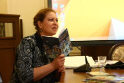 писательница Татьяна Дашкевич с книгой