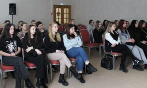 Студенты слушают лекцию