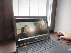 изображение на экране ноутбука