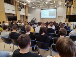 Студенты слушают лекцию о городе Суздале