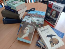 книги Шекспира на столе