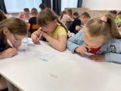 Дети пишут фразы на латыни