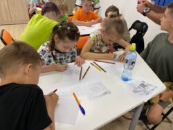 дети рисуют карандашами