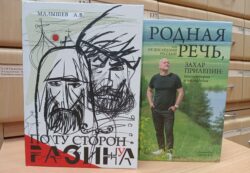 Книги в подарок передал нижегородский писатель и краевед Алексей Владимирович Малышев, в начале этой недели посетивший Владимирскую областную научную библиотеку.