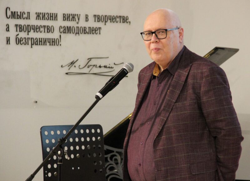 Кантов_портрет у микрофона