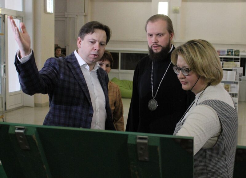 Митрополит Никандр на выставке