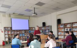 студенты в библиотеке