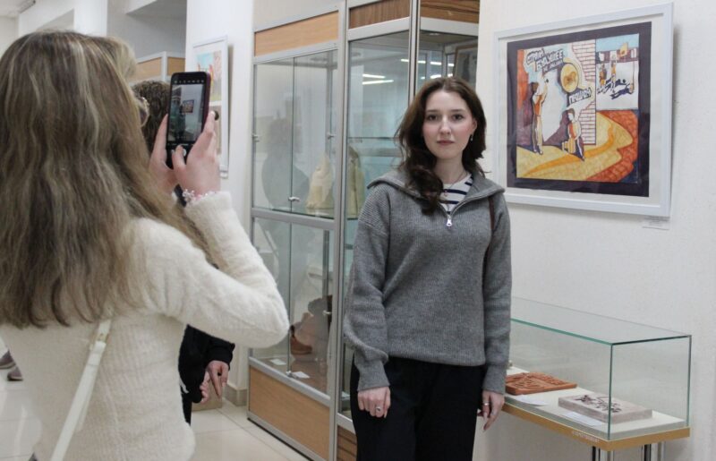 Выставки скульптуры и детских рисунков