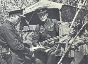 Майор В. И. Филиппов (справа) и старший батальонный комиссар И. И. Гриценко