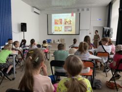 Преподаватель на занятии и дети за партами