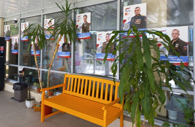 В фойе перинатального центра