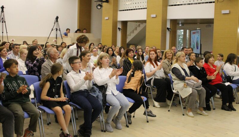 Дипломом участника и памятным подарком в возрастной группе 13 - 15 лет награждаются
