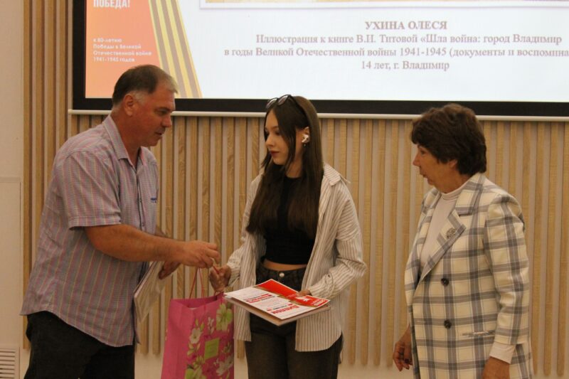 Дипломом участника и памятным подарком в возрастной группе 13 - 15 лет награждаются
